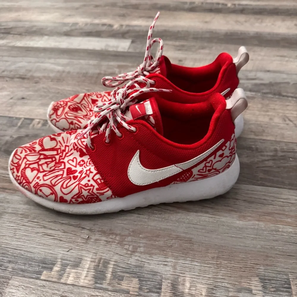 Nike Roshe One Youth Sneakers Red White Heart Print Size 4.5Y